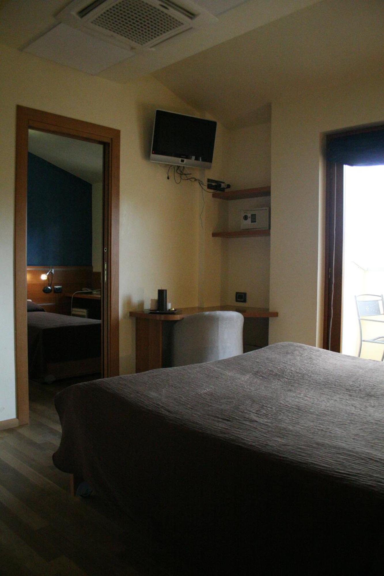Hotel La Meridiana أنغياري المظهر الخارجي الصورة