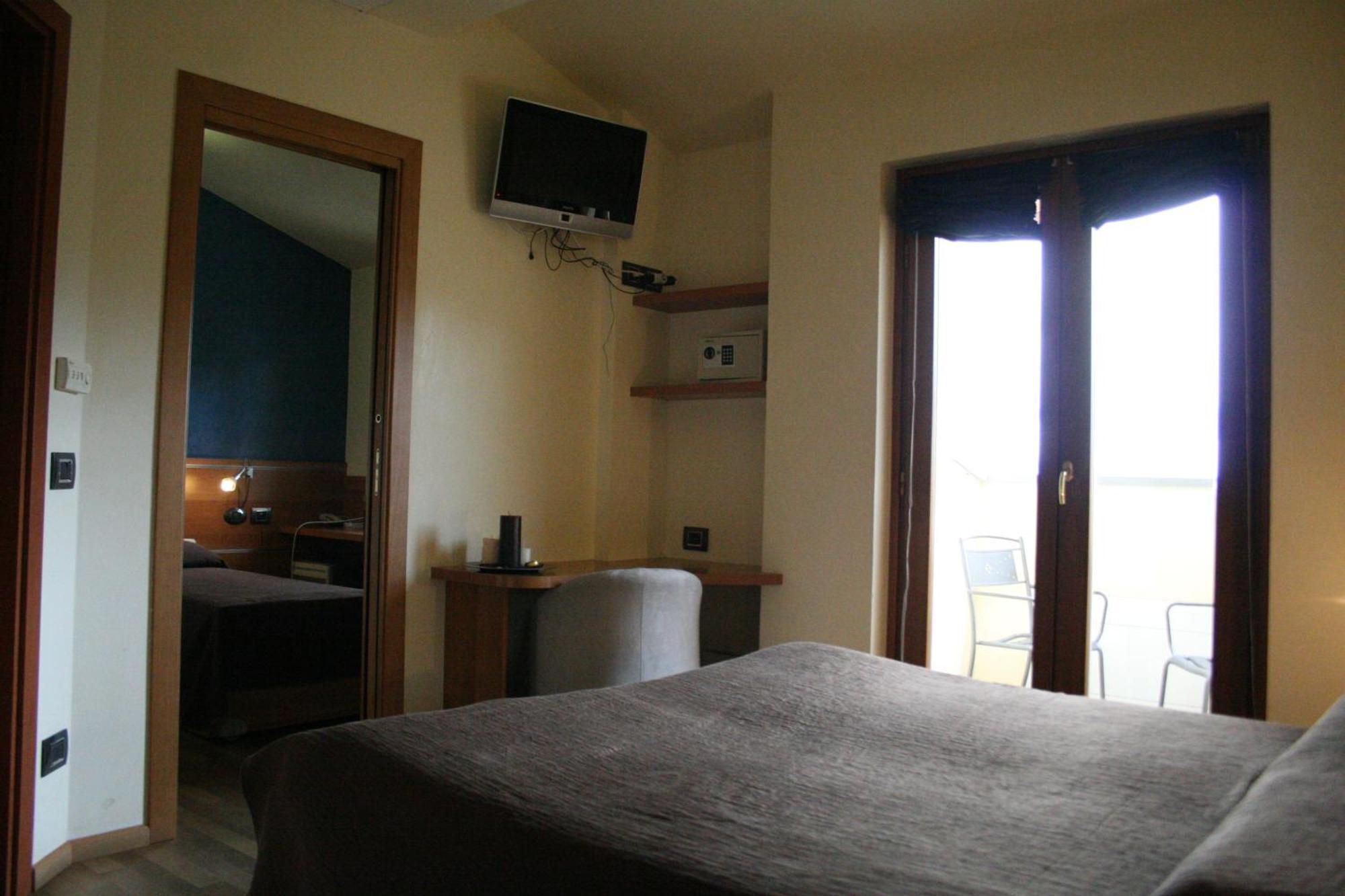 Hotel La Meridiana أنغياري المظهر الخارجي الصورة